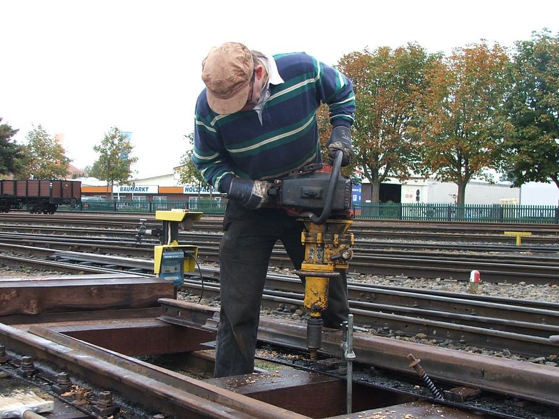 2009-09-29, Museumsbahn Weichenbau05.JPG